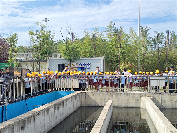 50余名师生走进水环境公司商南县污水处置厂索求污水治理“绿色密码”1.jpg