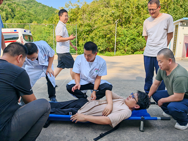 秦枫矿业公司工会约请驻地卫生院发展急救技术培训4_副本.jpg